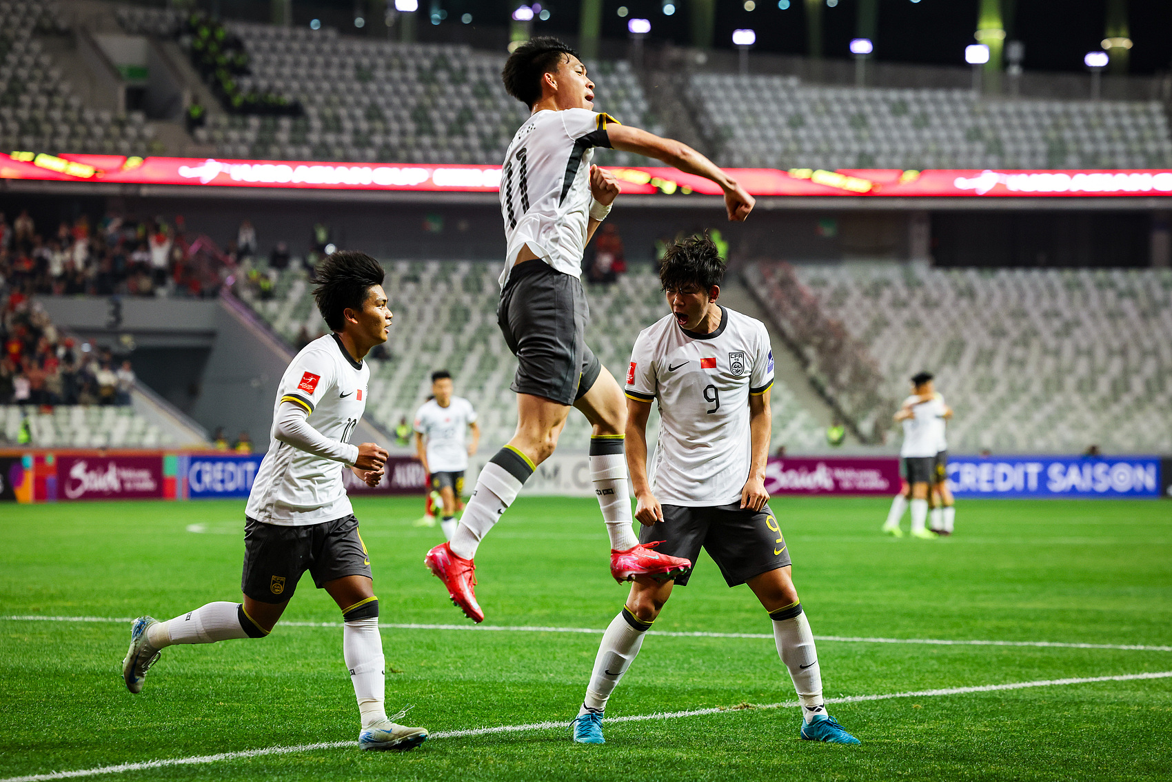  全面壓制！國青半場控球率高達7成，射門比9-3，造對方3張黃牌