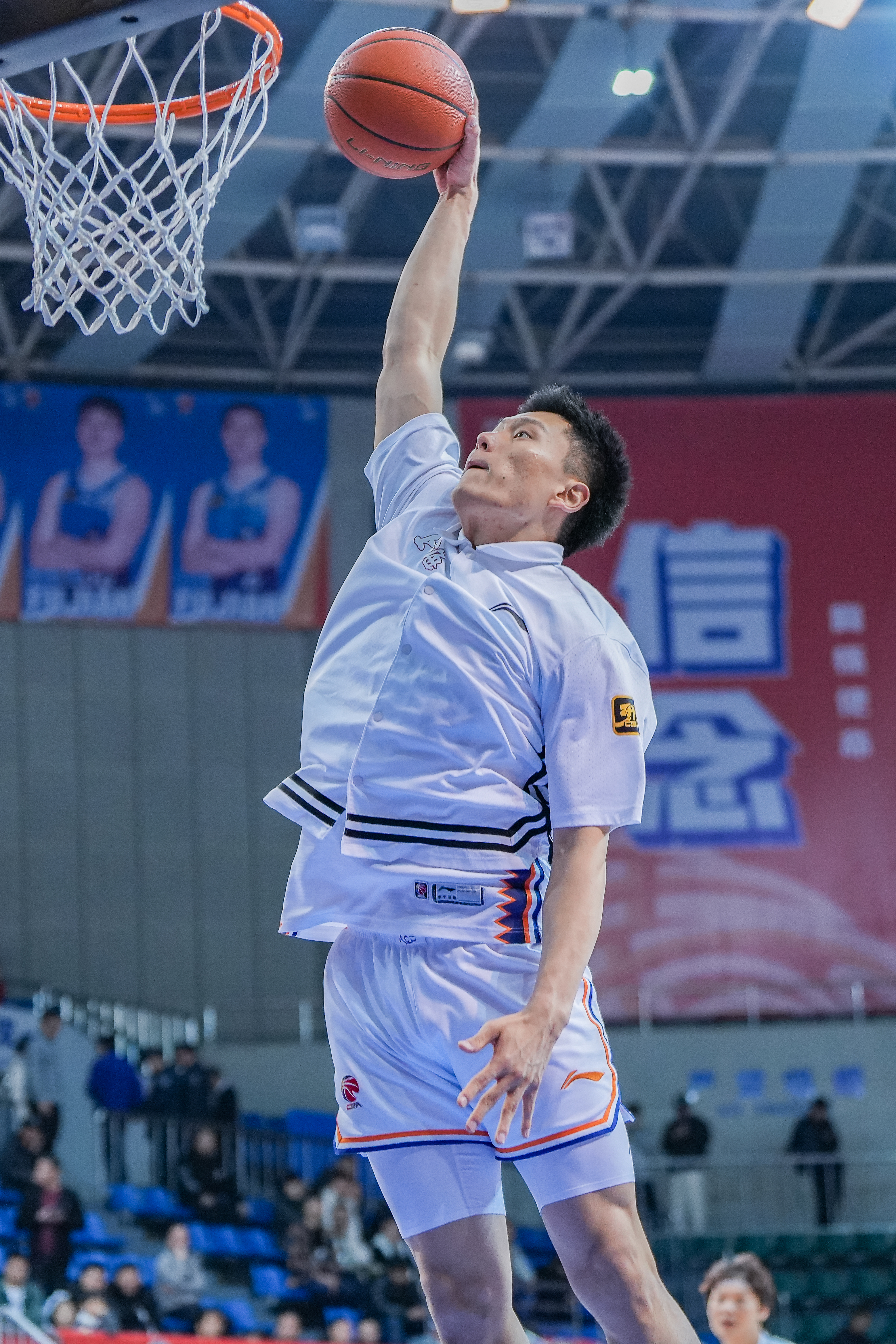  持續(xù)漲球！上海男籃“李花”組合—李弘權、李添榮
