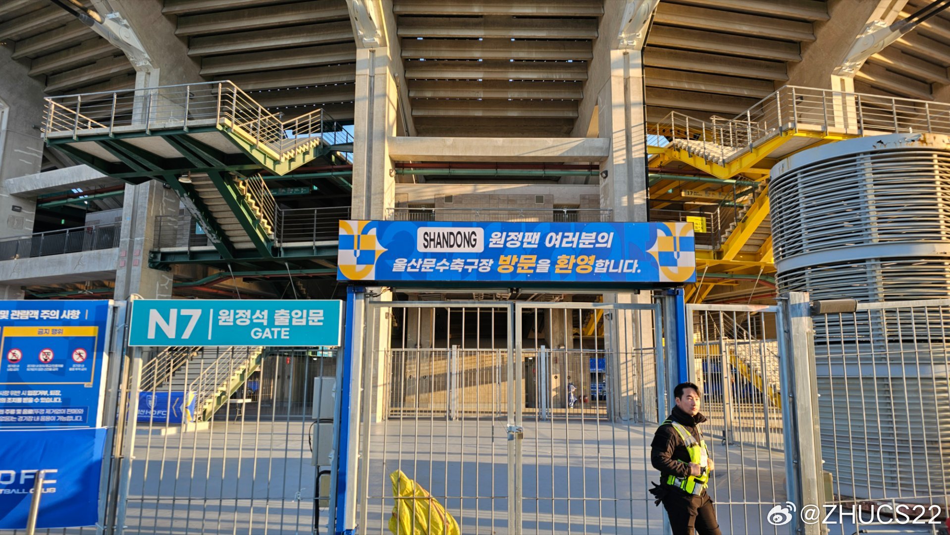  博主：蔚山現(xiàn)場(chǎng)工作人員、轉(zhuǎn)播車、安保在準(zhǔn)備撤場(chǎng)，場(chǎng)外一片安靜