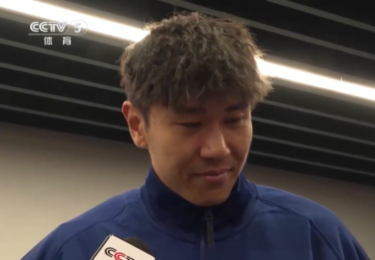  鐵漢柔情！三鎮(zhèn)球員劉奕鳴探望患病小球迷時(shí)哽咽