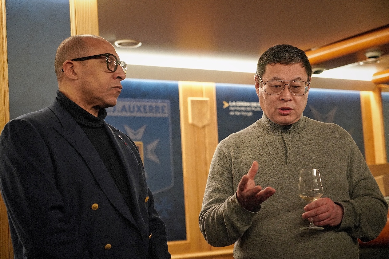  法國(guó)足協(xié)主席迪亞洛做客歐塞爾，并與董事會(huì)主席周云杰會(huì)晤