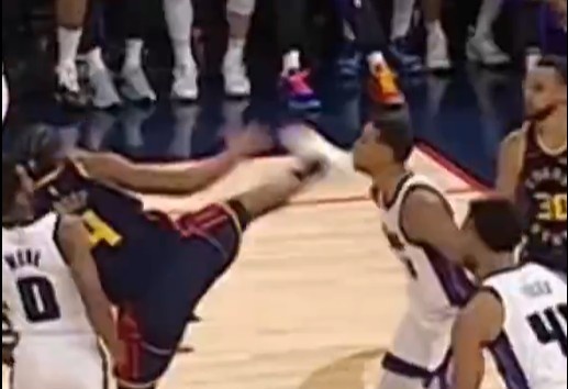  抬腳過高踢到了對手下巴！NBA官方：穆迪這一動作被判1級惡犯