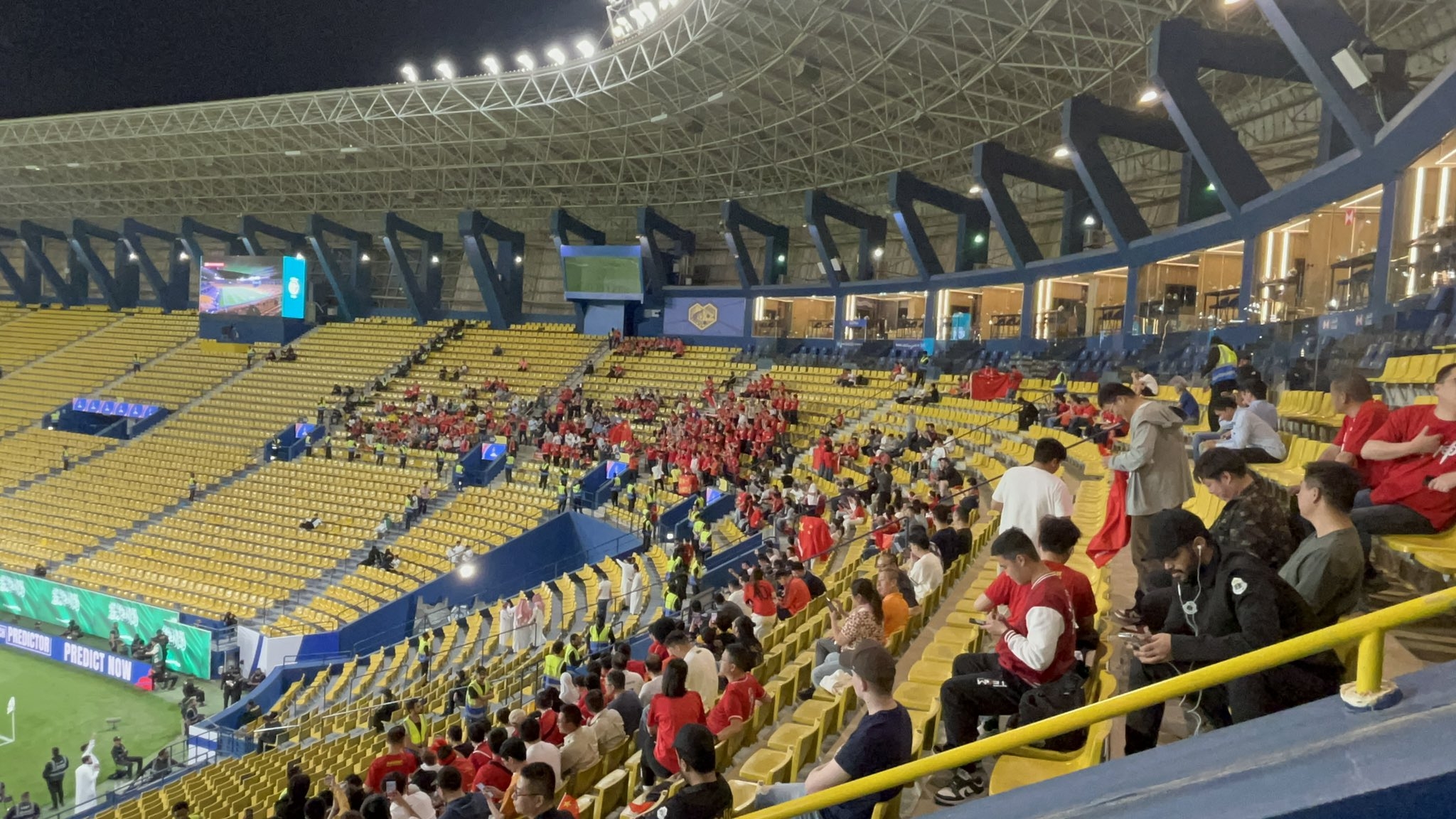  球票已售罄！中國球迷已經(jīng)入場，坐在球場上層沙特球迷區(qū)上方