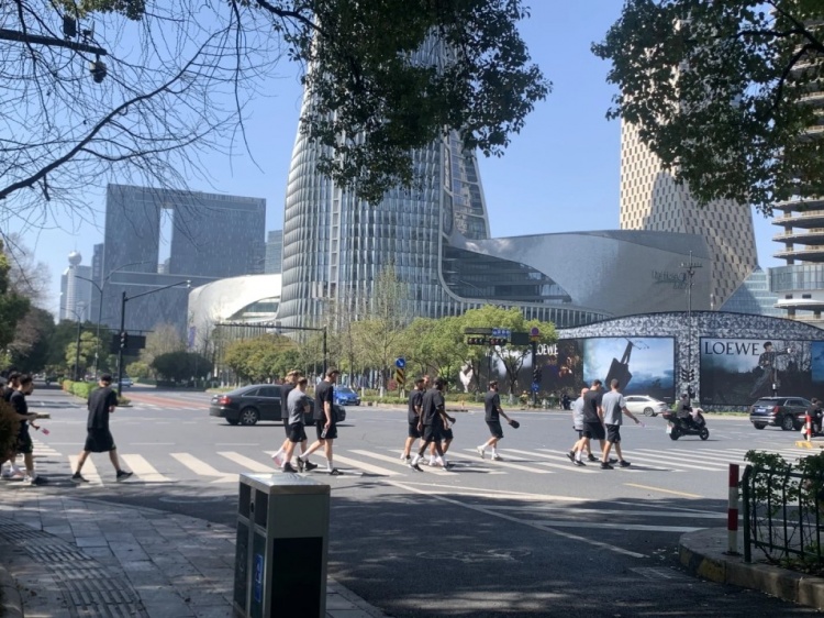  心態(tài)放松，有網(wǎng)友拍到澳大利亞隊(duì)早上在萬(wàn)象城citywalk