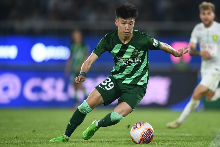  打幾分？浙江小將王鈺棟半場(chǎng)數(shù)據(jù)：觸球19次，2次射門0射正